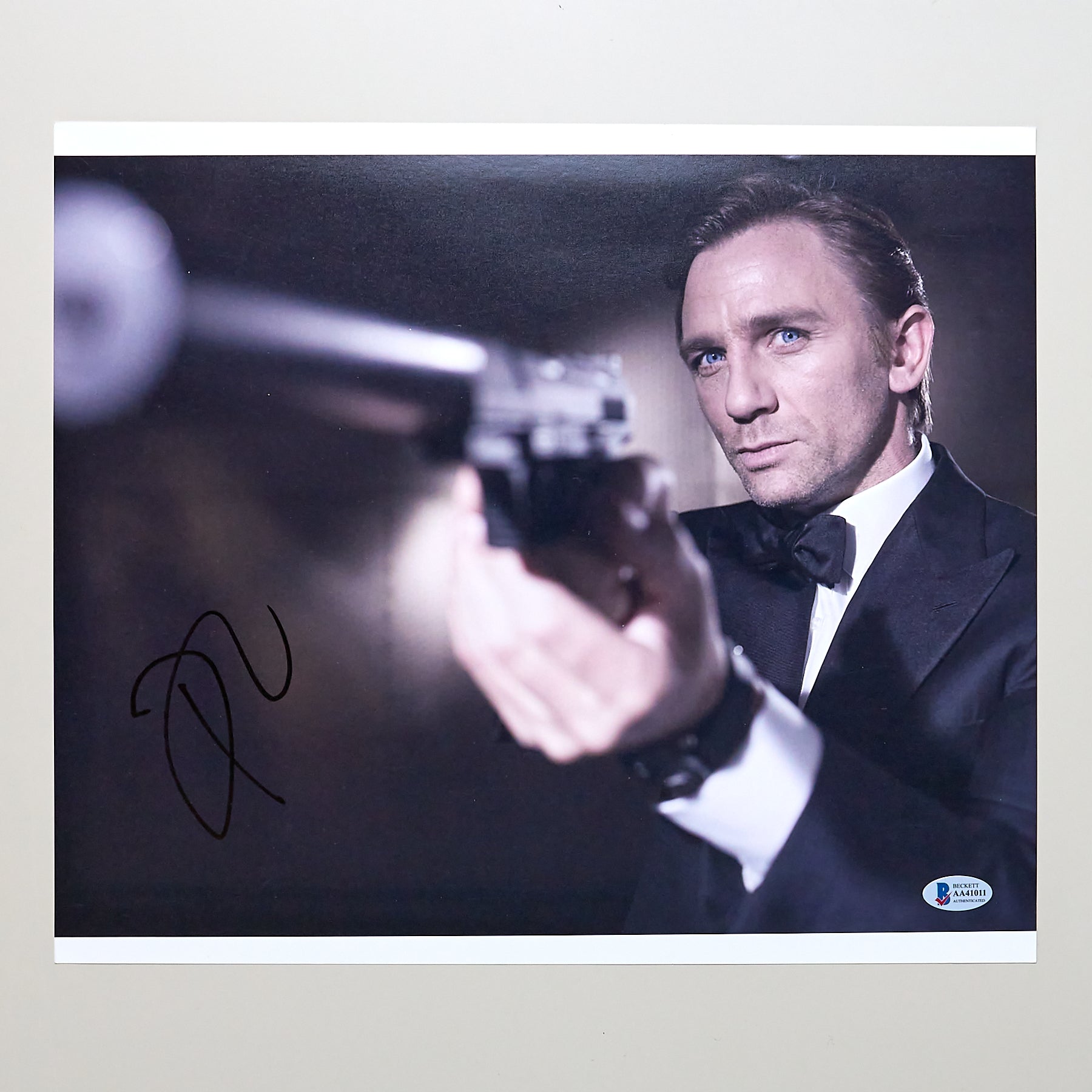 ダニエル・クレイグ直筆サイン入り2Lサイズ写真…Daniel Craig ダニエル・クレイグがRNLI支援のためにサイン入りトライアンフを