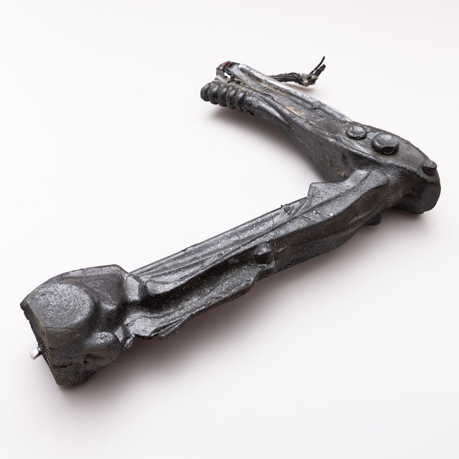 映画「マトリックス レボーションズ」の撮影で実際に使用された小道具、 機械の軍隊歩兵「センチネル」の腕(脚)とメインセクションを繋ぐセクション(関節部)