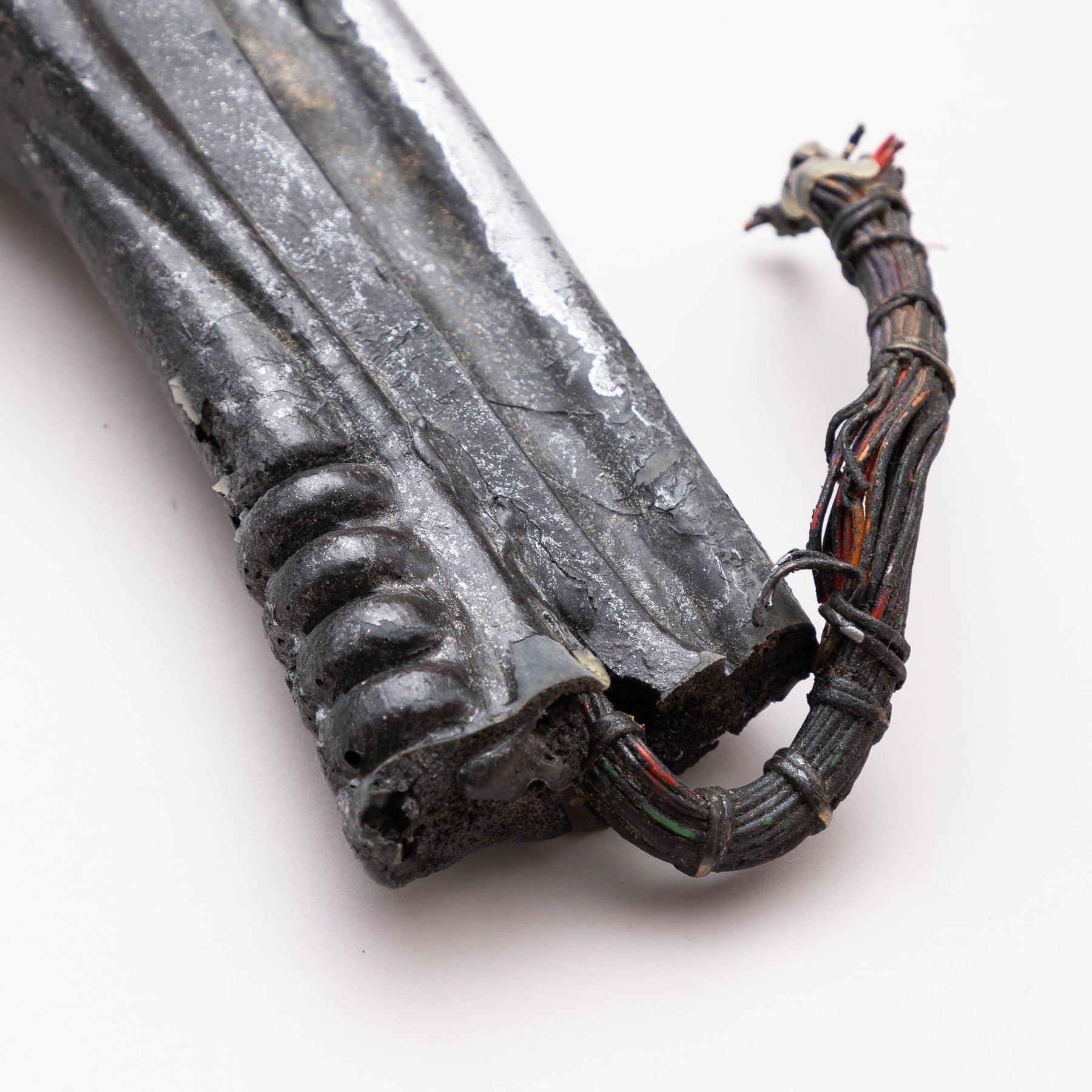 映画「マトリックス レボーションズ」の撮影で実際に使用された小道具、 機械の軍隊歩兵「センチネル」の腕(脚)とメインセクションを繋ぐセクション(関節部)