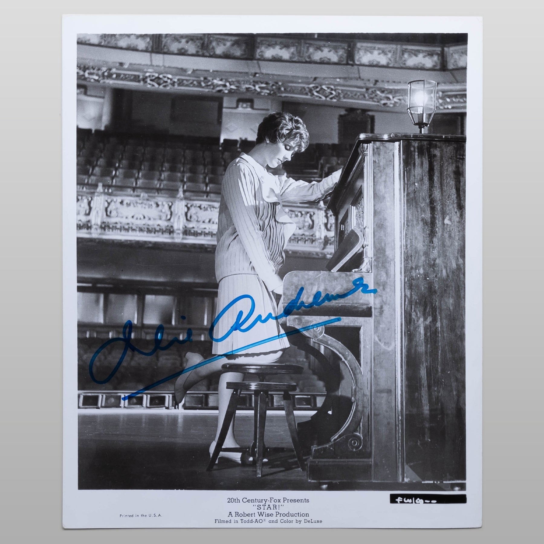 ジュリー・アンドリュース直筆サイン入り超 大型写真…Julie〜 ジュリー・アンドリュース直筆サイン入り超 大型写真…Julie〜 - メルカリ